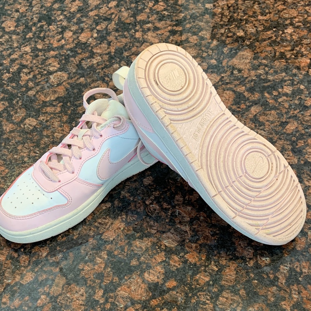 Nike Kids Sneakers in Soft Pink and White